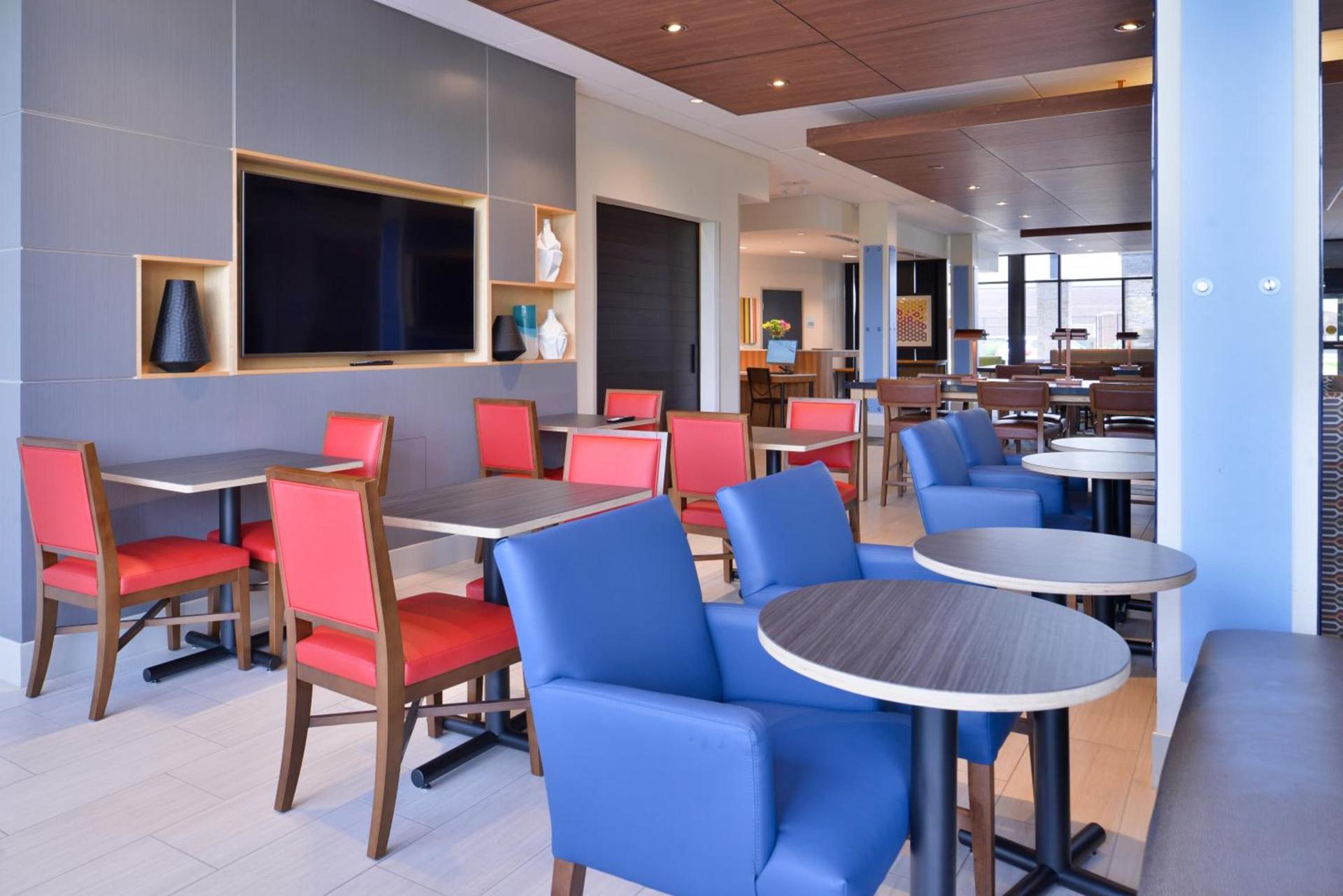 Holiday Inn Express & Suites - Olathe West by IHG photo 7