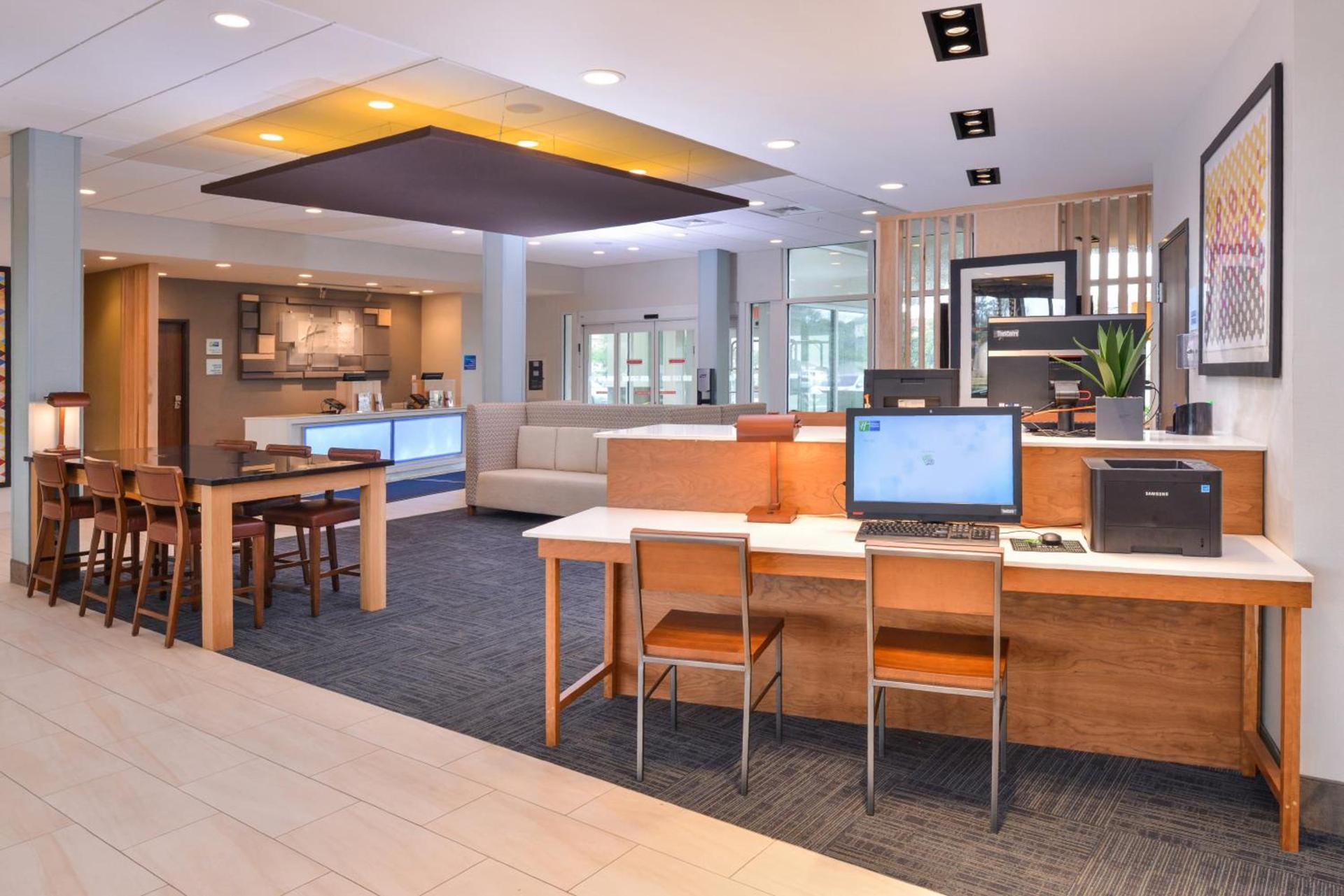 Holiday Inn Express & Suites Alachua - Gainesville Area by IHG photo 3
