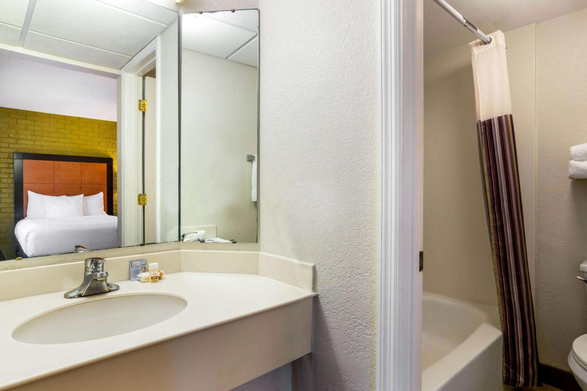 La Quinta Inn Tampa Airport Stadium Westshore photo 4