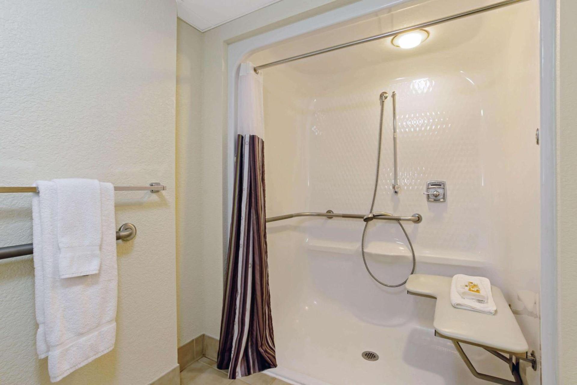 La Quinta Inn & Suites by Wyndham Boston Somerville photo 33