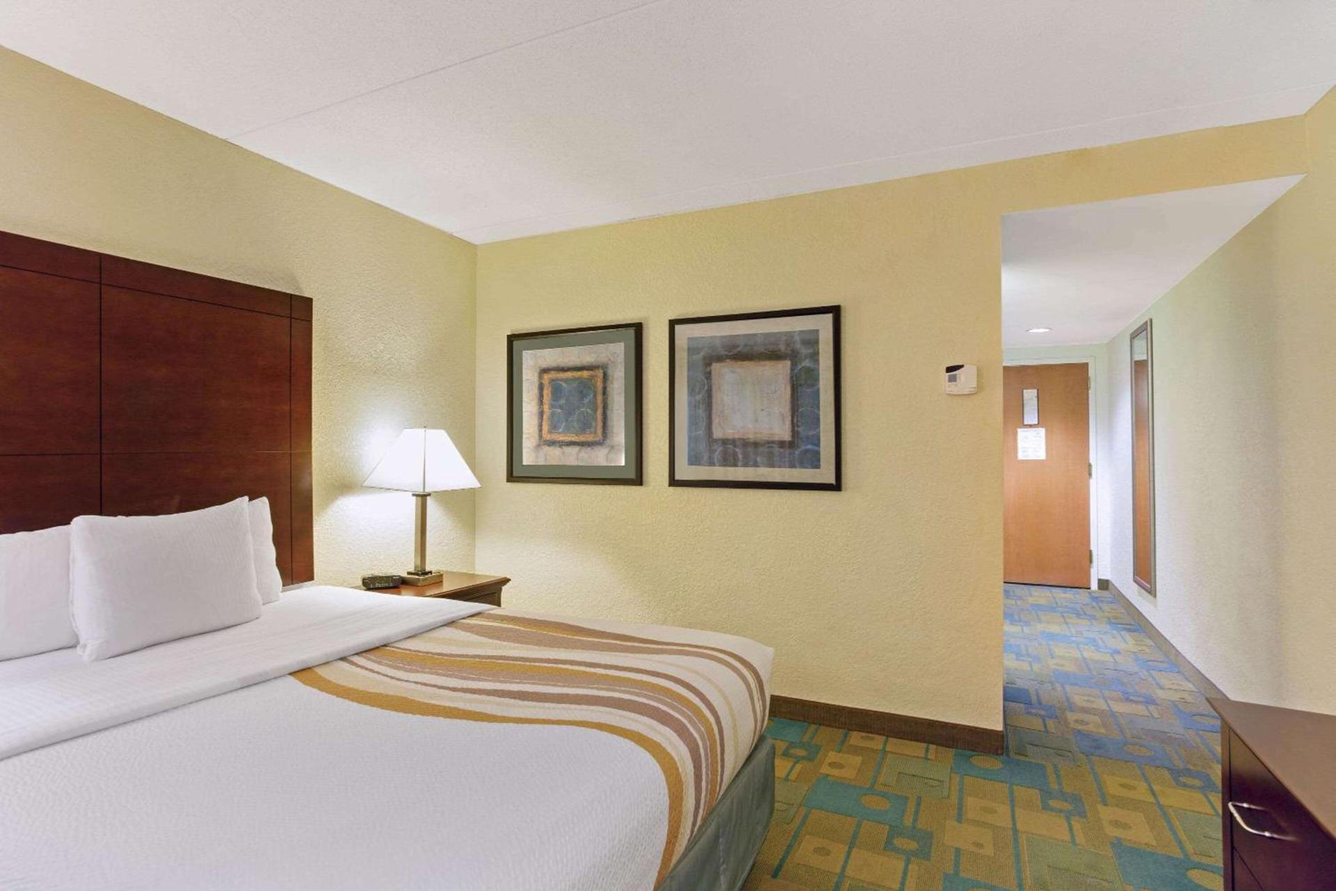 La Quinta Inn & Suites by Wyndham Boston Somerville photo 42