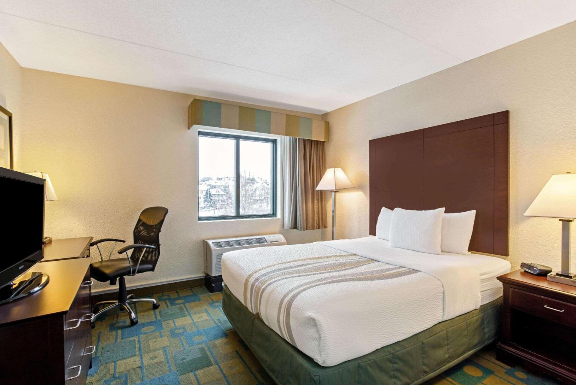 La Quinta Inn & Suites by Wyndham Boston Somerville photo 44
