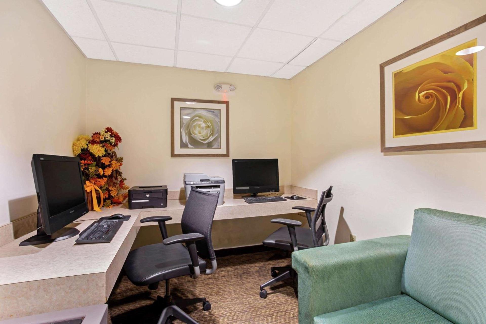 La Quinta Inn & Suites by Wyndham Boston Somerville photo 34