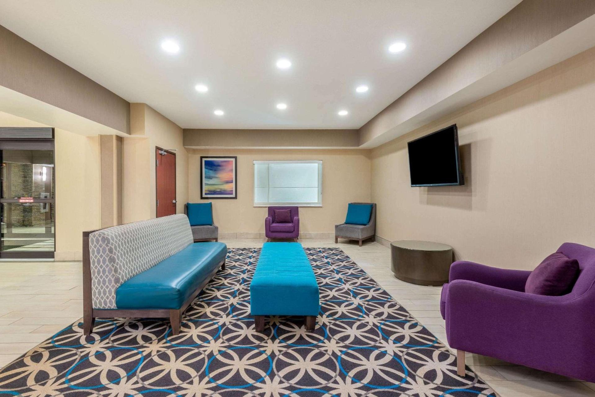 La Quinta by Wyndham Batavia photo 5