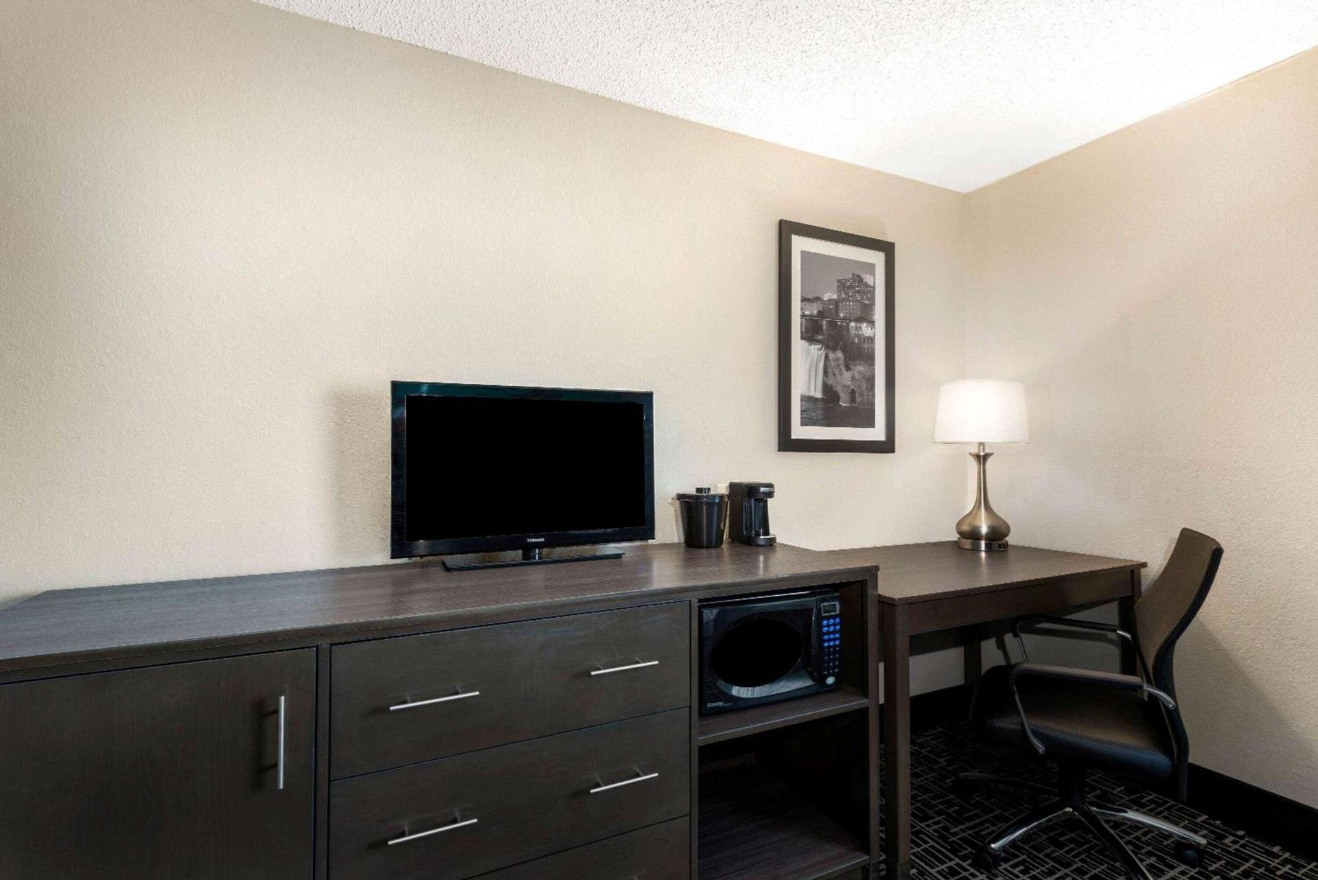 La Quinta by Wyndham Batavia photo 14