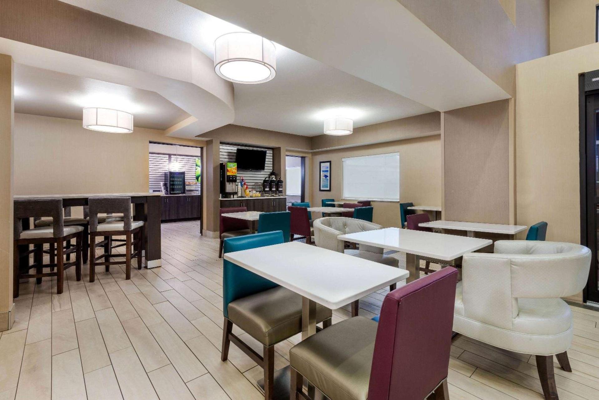 La Quinta by Wyndham Batavia photo 25