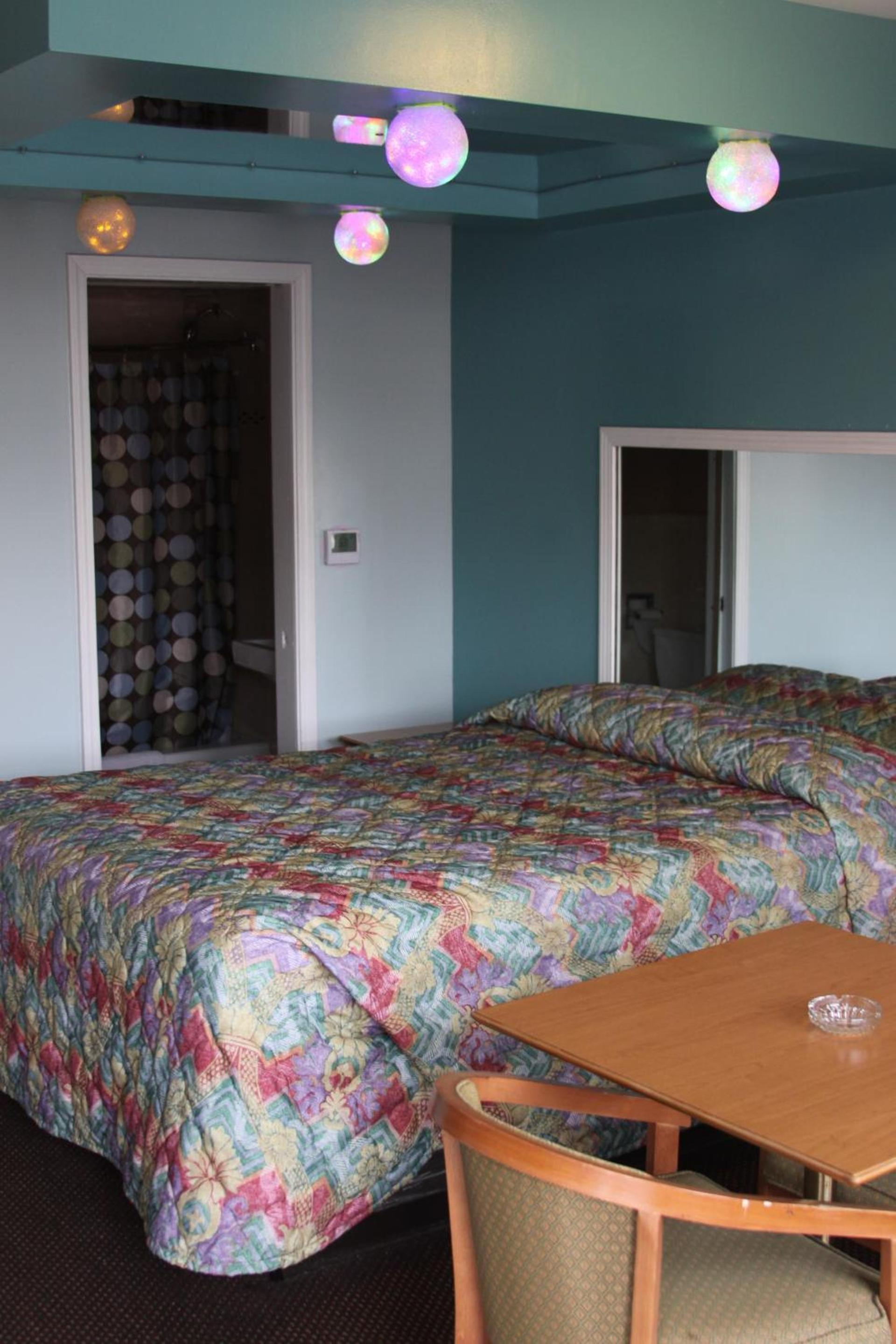 New Relax Inn Bridgeview photo 14