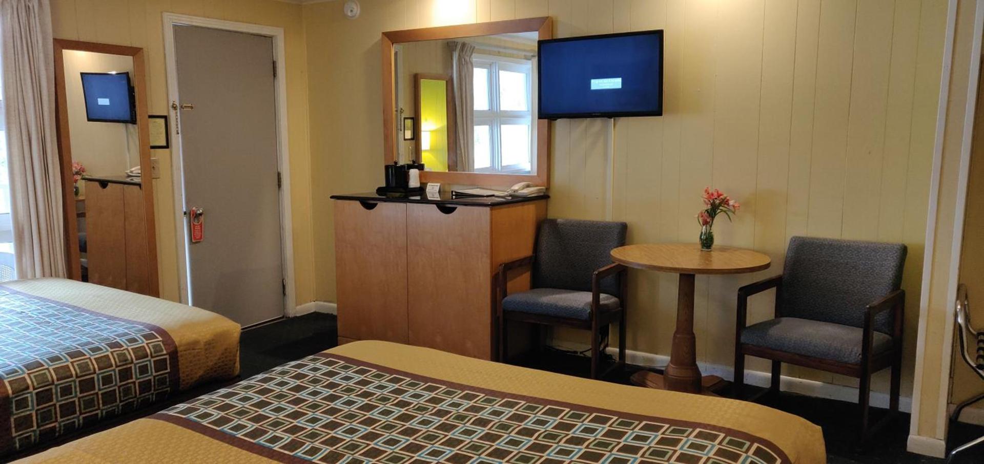 Pinebrook Motel photo 60