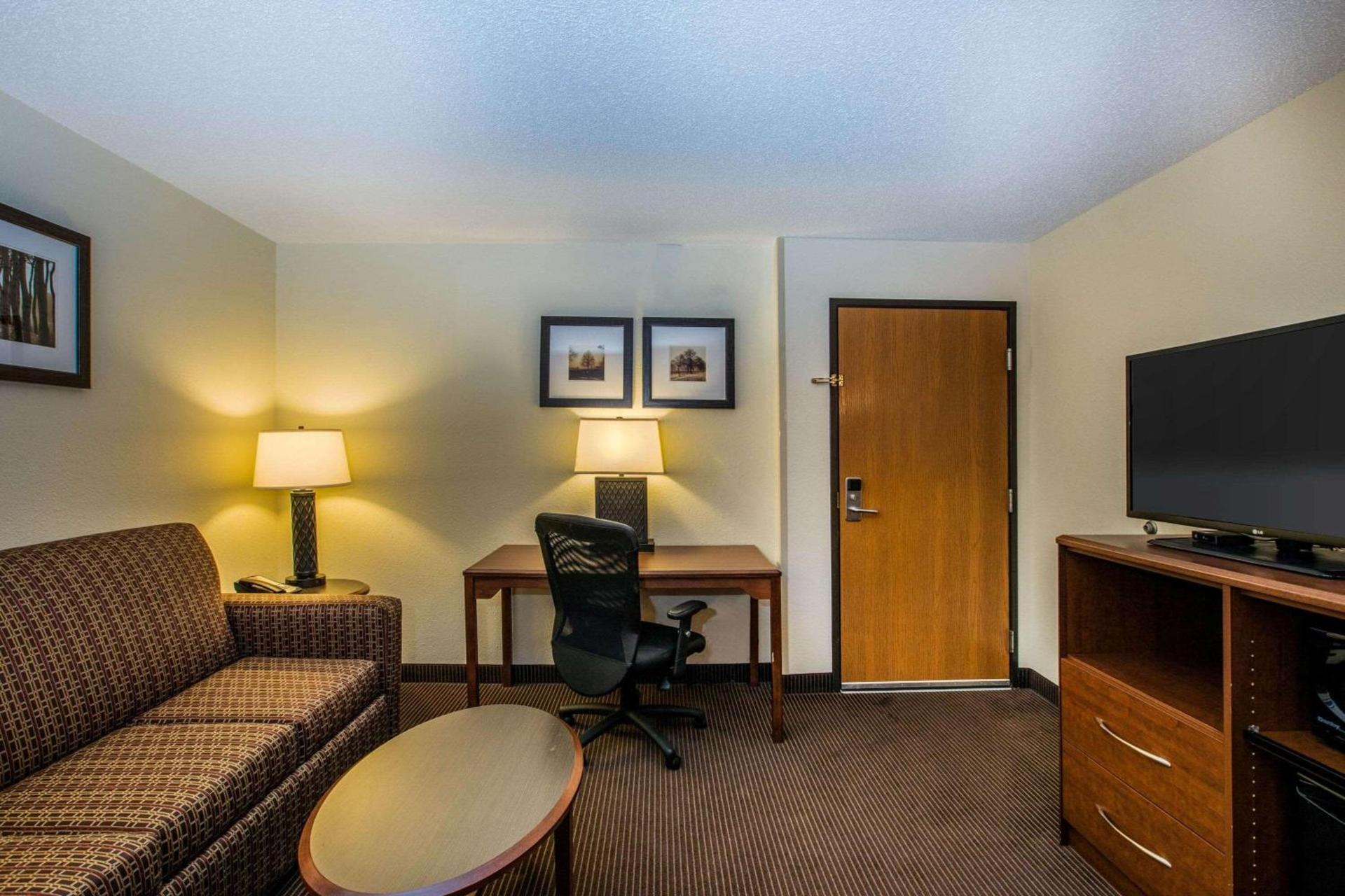 AmericInn by Wyndham Grand Forks photo 13