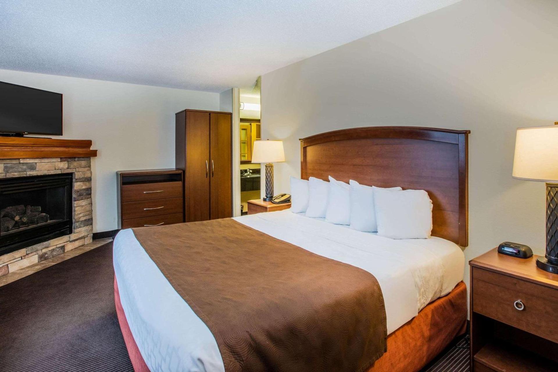 AmericInn by Wyndham Grand Forks photo 14
