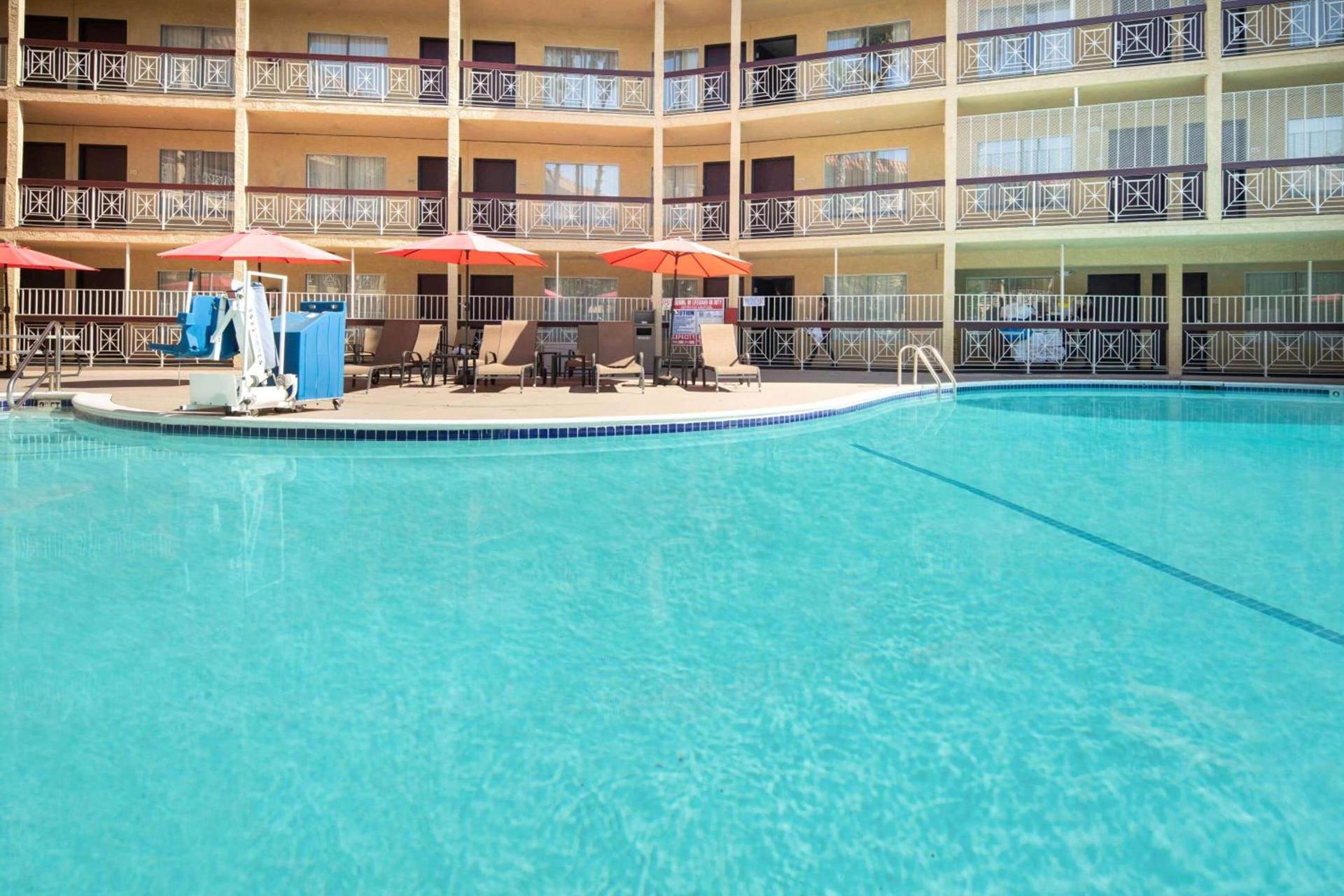 Ramada by Wyndham Burbank Airport photo 5