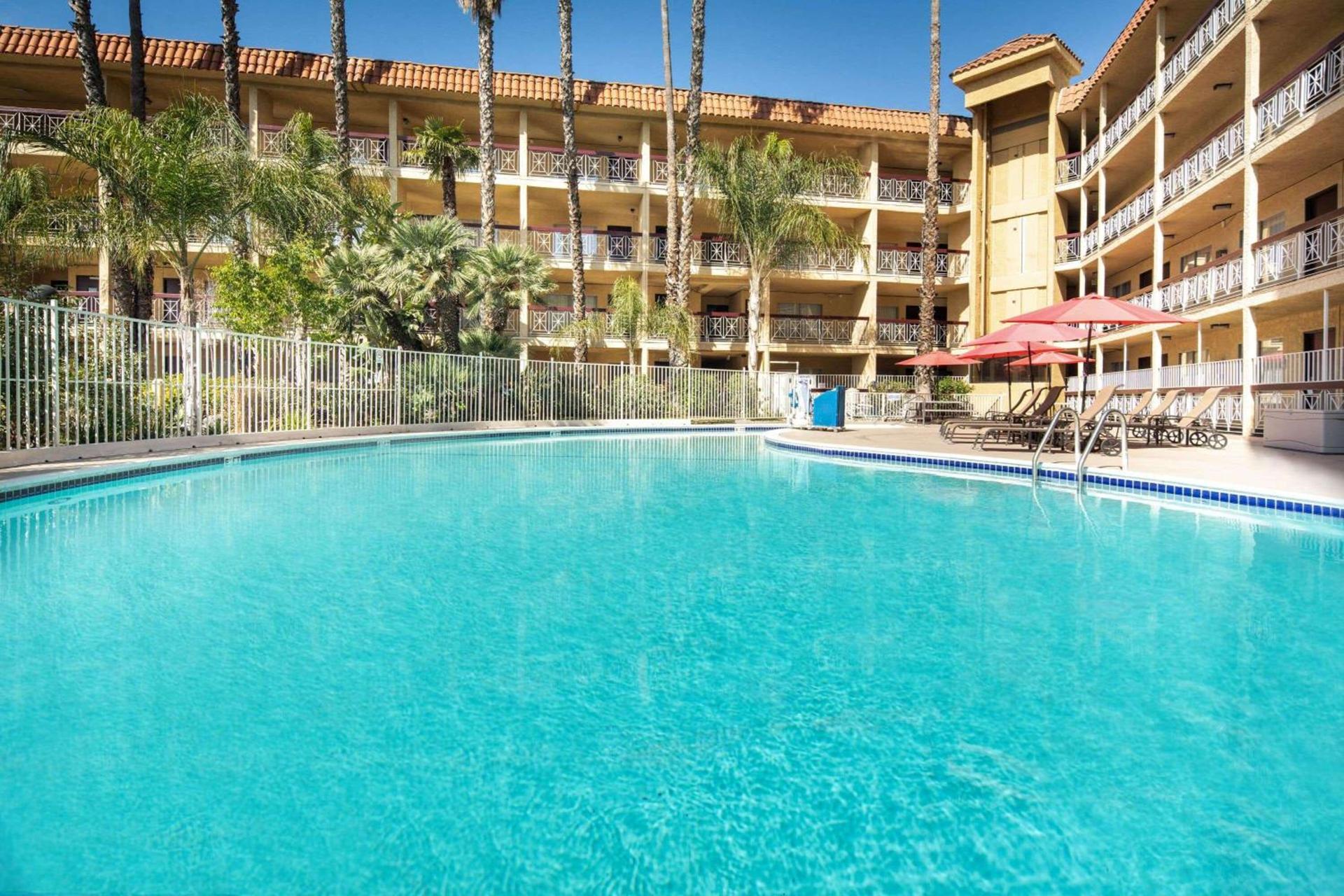 Ramada by Wyndham Burbank Airport photo 6
