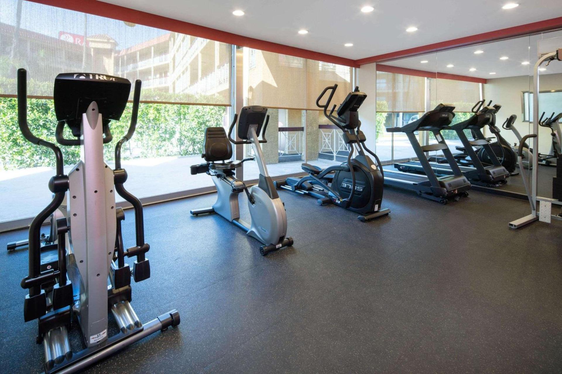 Ramada by Wyndham Burbank Airport photo 8