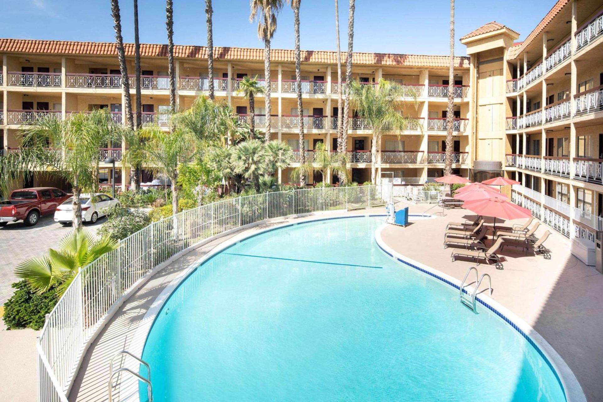 Ramada by Wyndham Burbank Airport photo 7