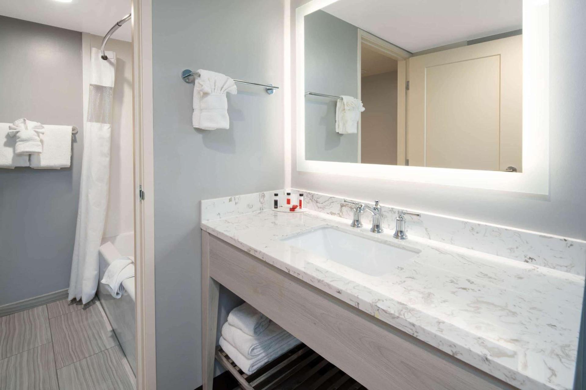 Ramada by Wyndham Burbank Airport photo 16