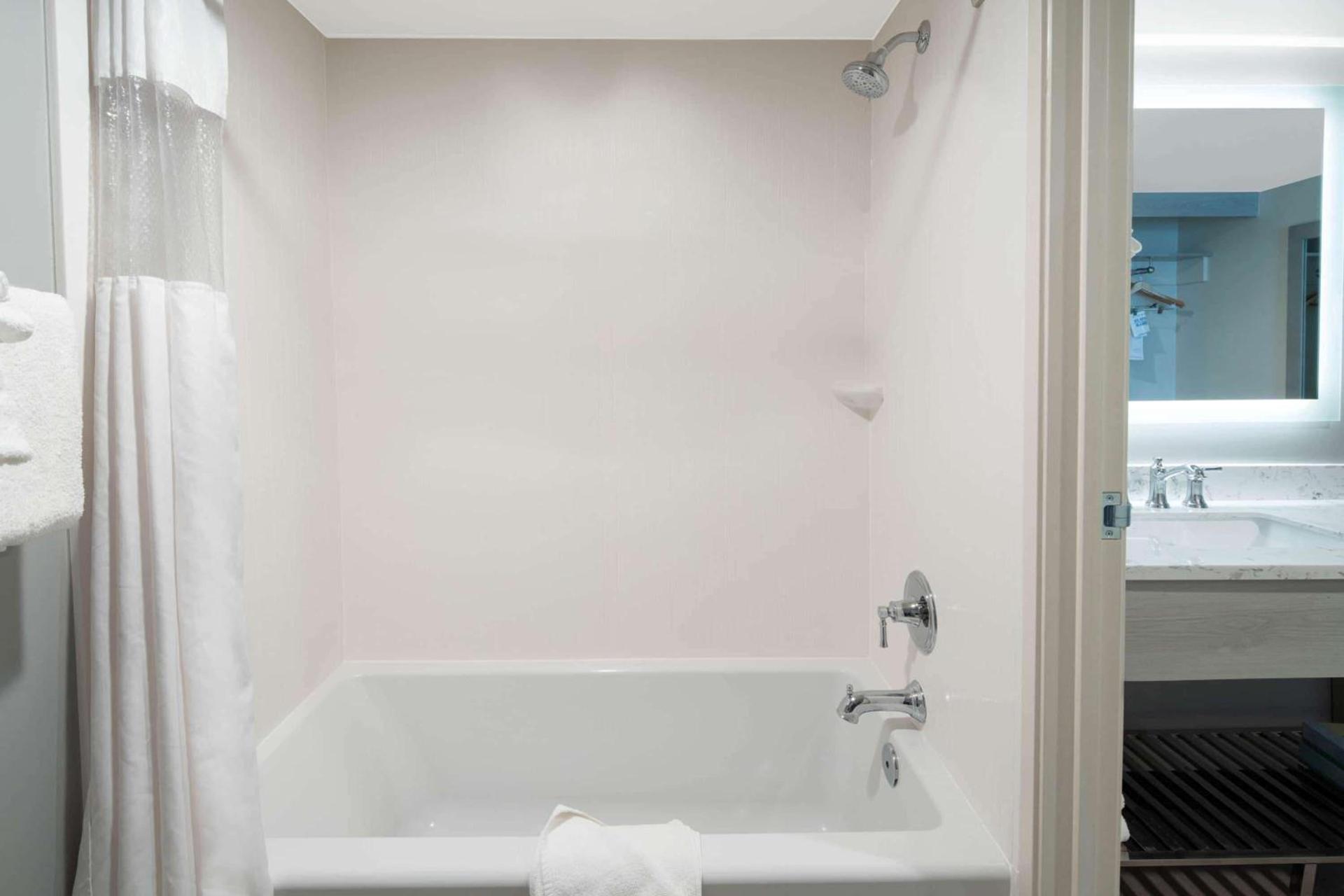 Ramada by Wyndham Burbank Airport photo 25