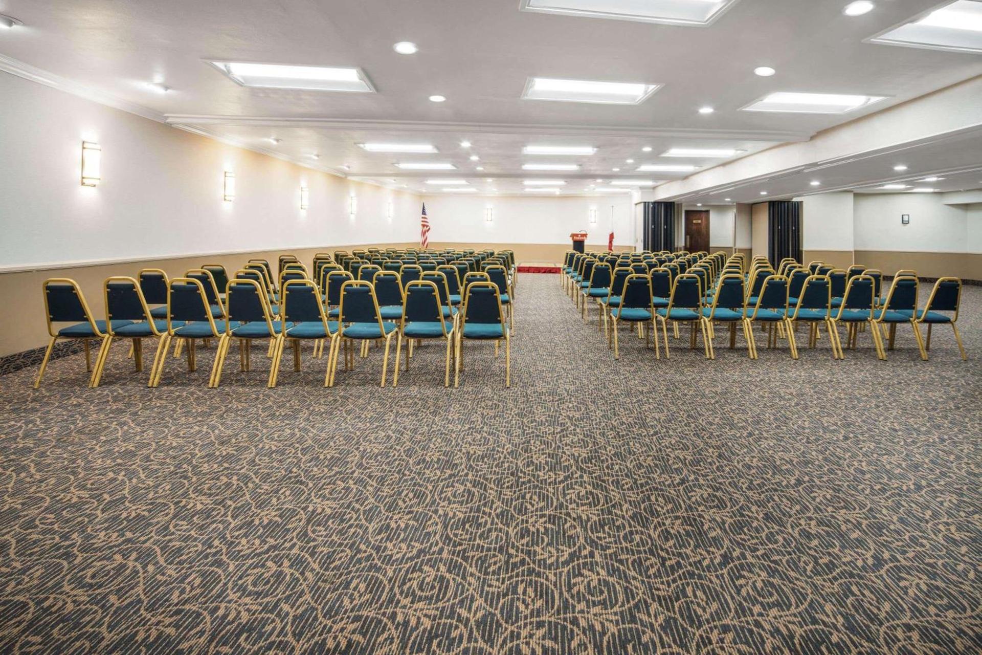 Ramada by Wyndham Burbank Airport photo 29