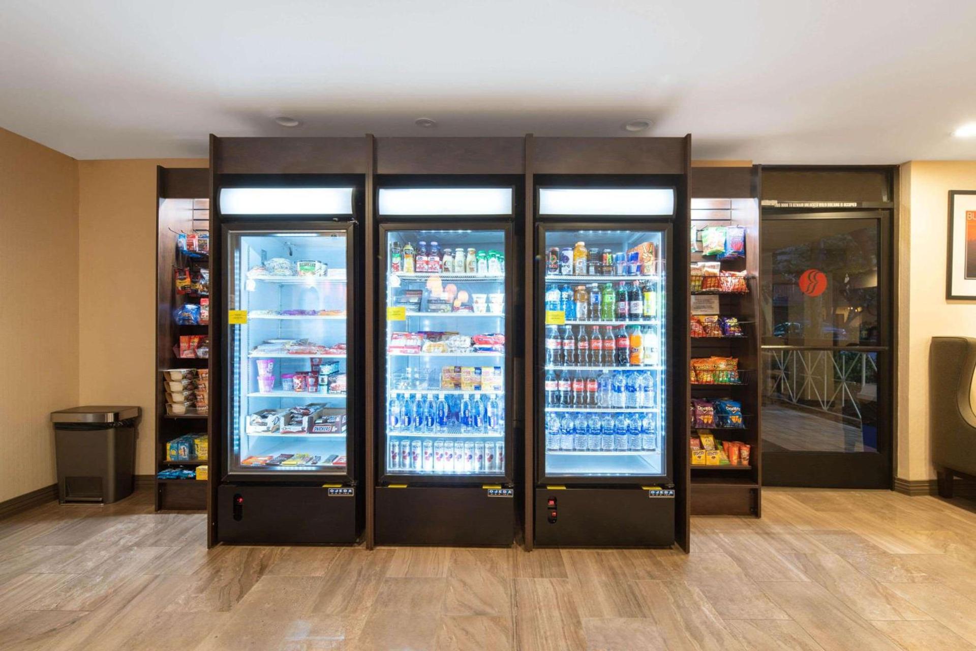 Ramada by Wyndham Burbank Airport photo 32