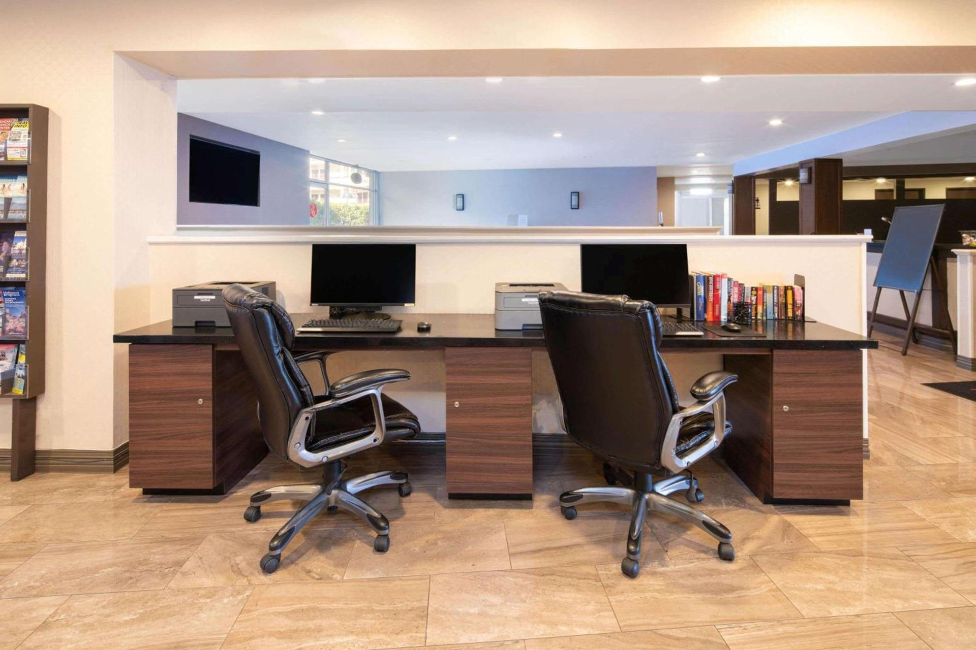 Ramada by Wyndham Burbank Airport photo 33