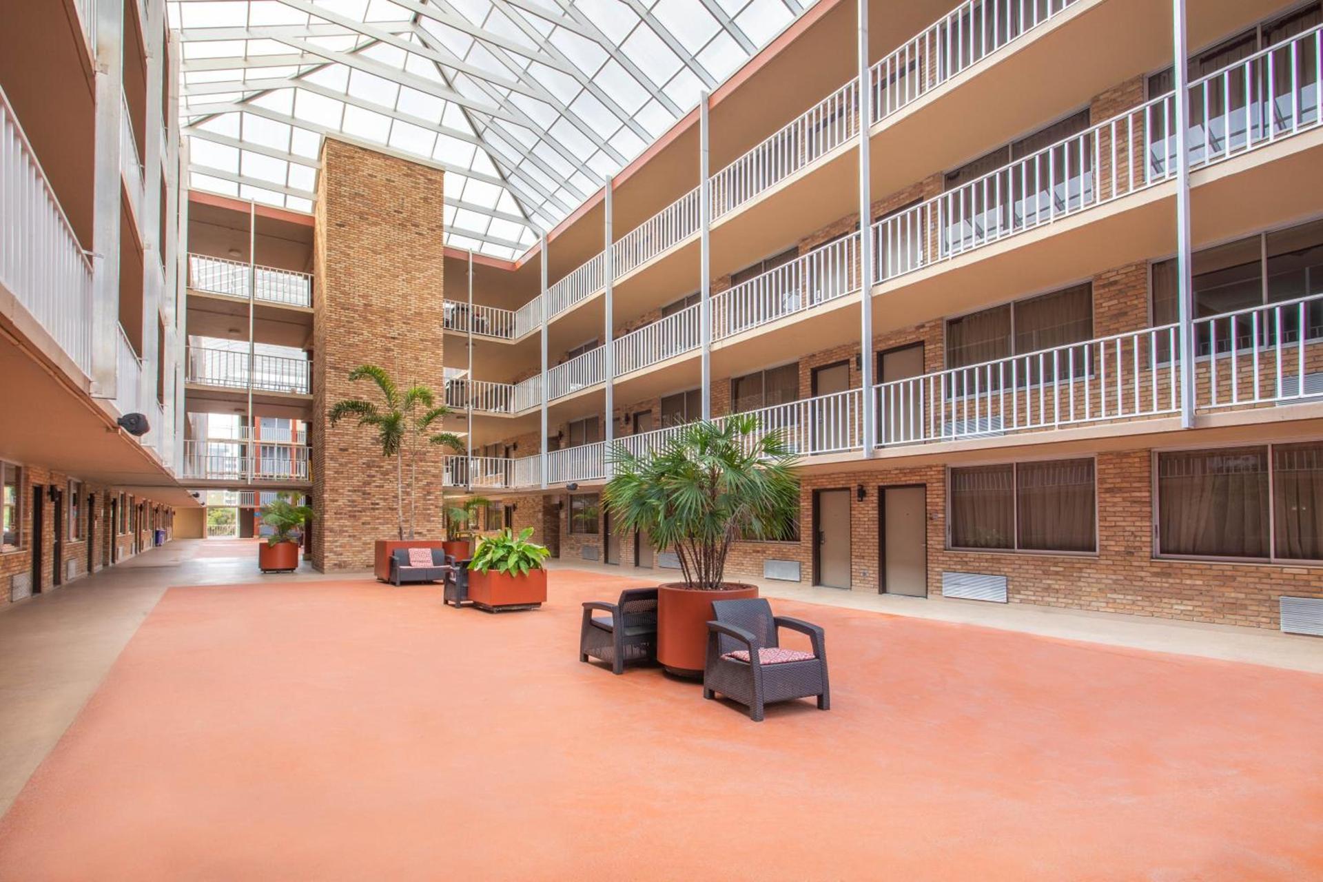 Ramada by Wyndham Tampa Westshore Airport South photo 9
