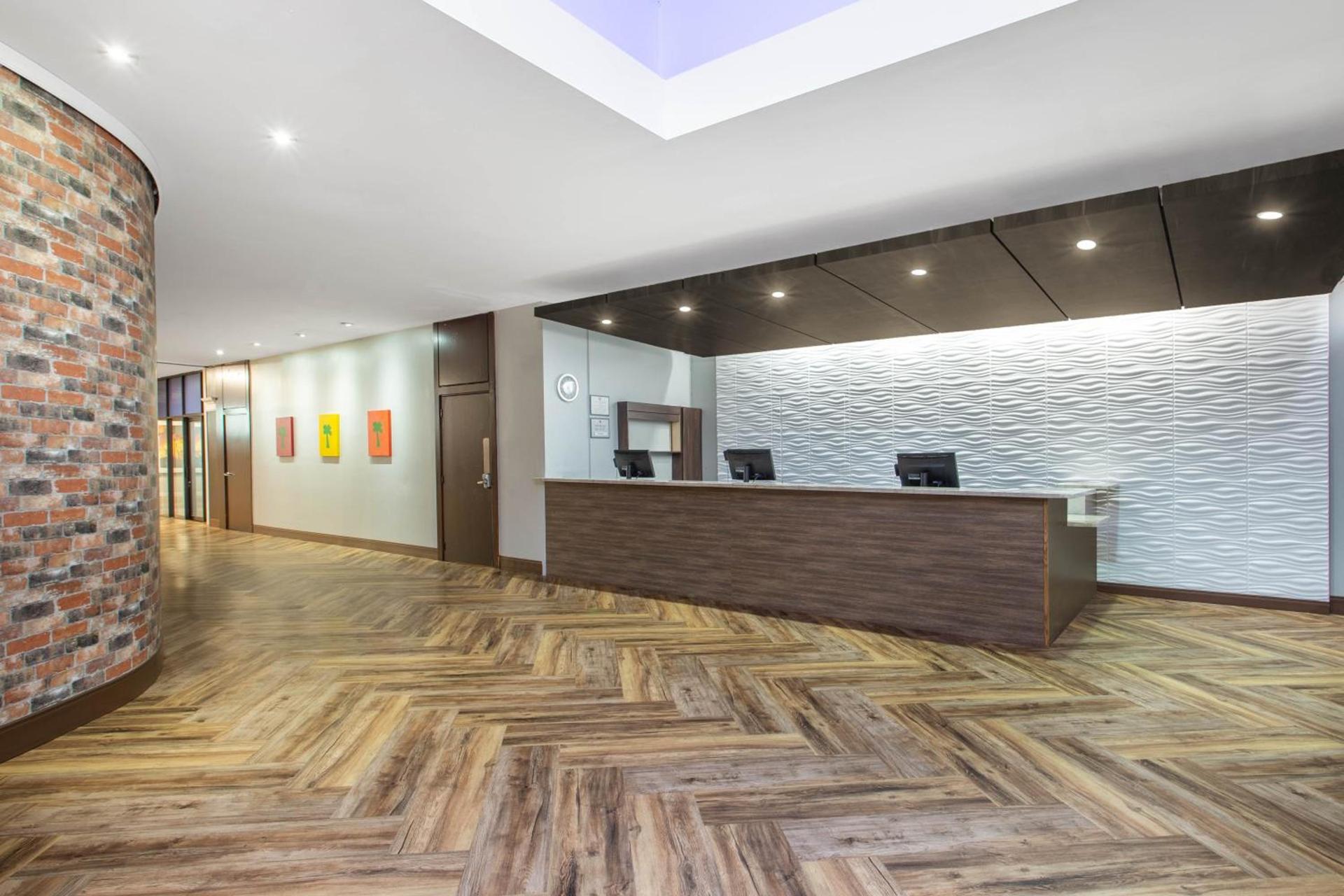 Ramada by Wyndham Tampa Westshore Airport South photo 2