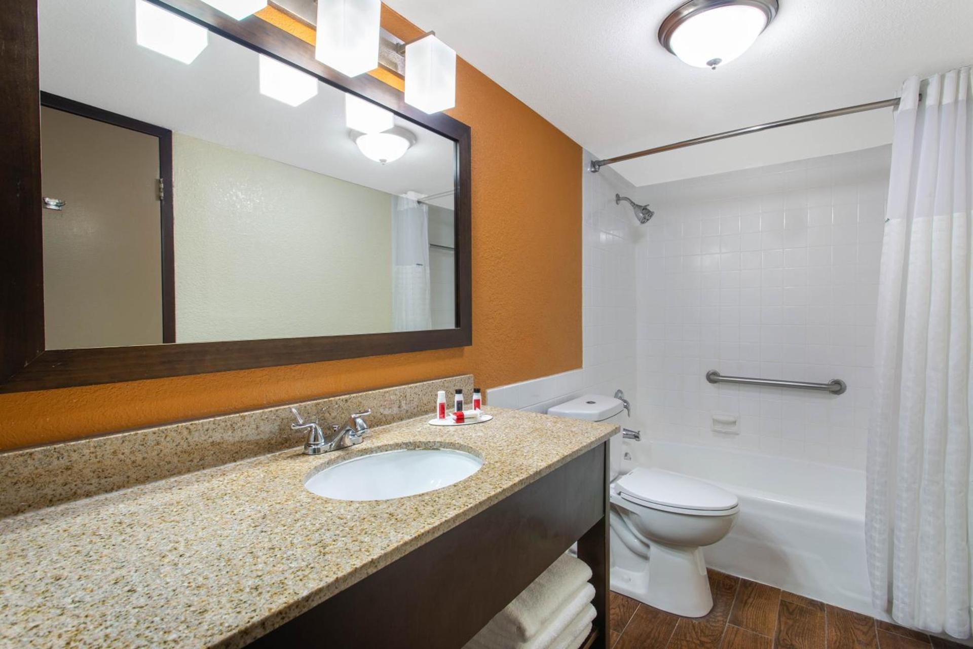 Ramada by Wyndham Tampa Westshore Airport South photo 17