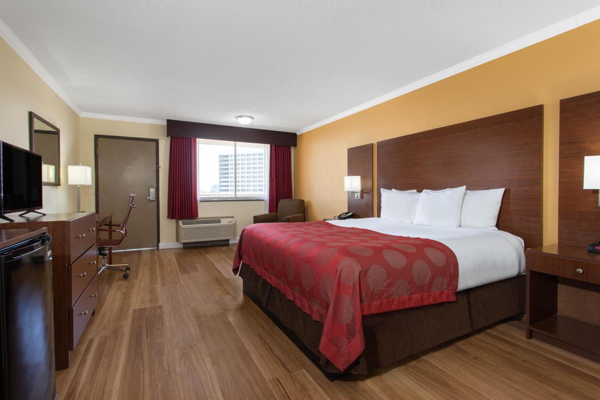Ramada by Wyndham Tampa Westshore Airport South photo 11