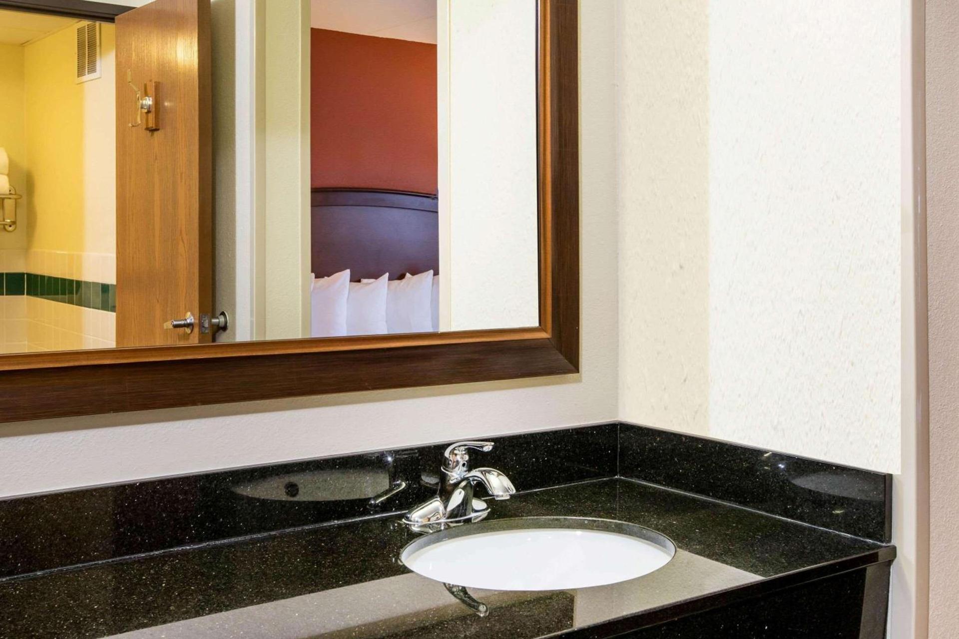 AmericInn by Wyndham Grand Forks photo 16