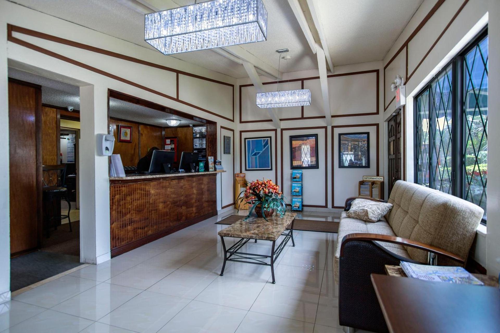 Spinnaker Inn of Naples photo 3
