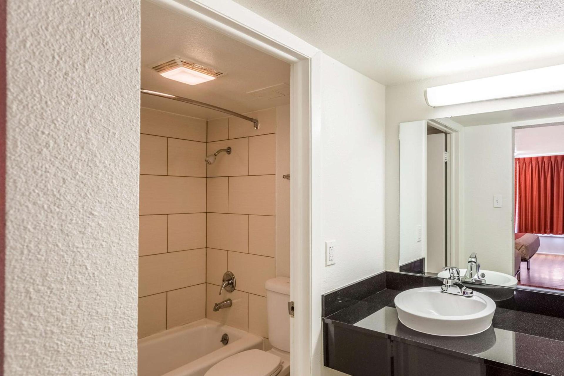 Motel 6 Fort Worth, Tx - Stockyards photo 9