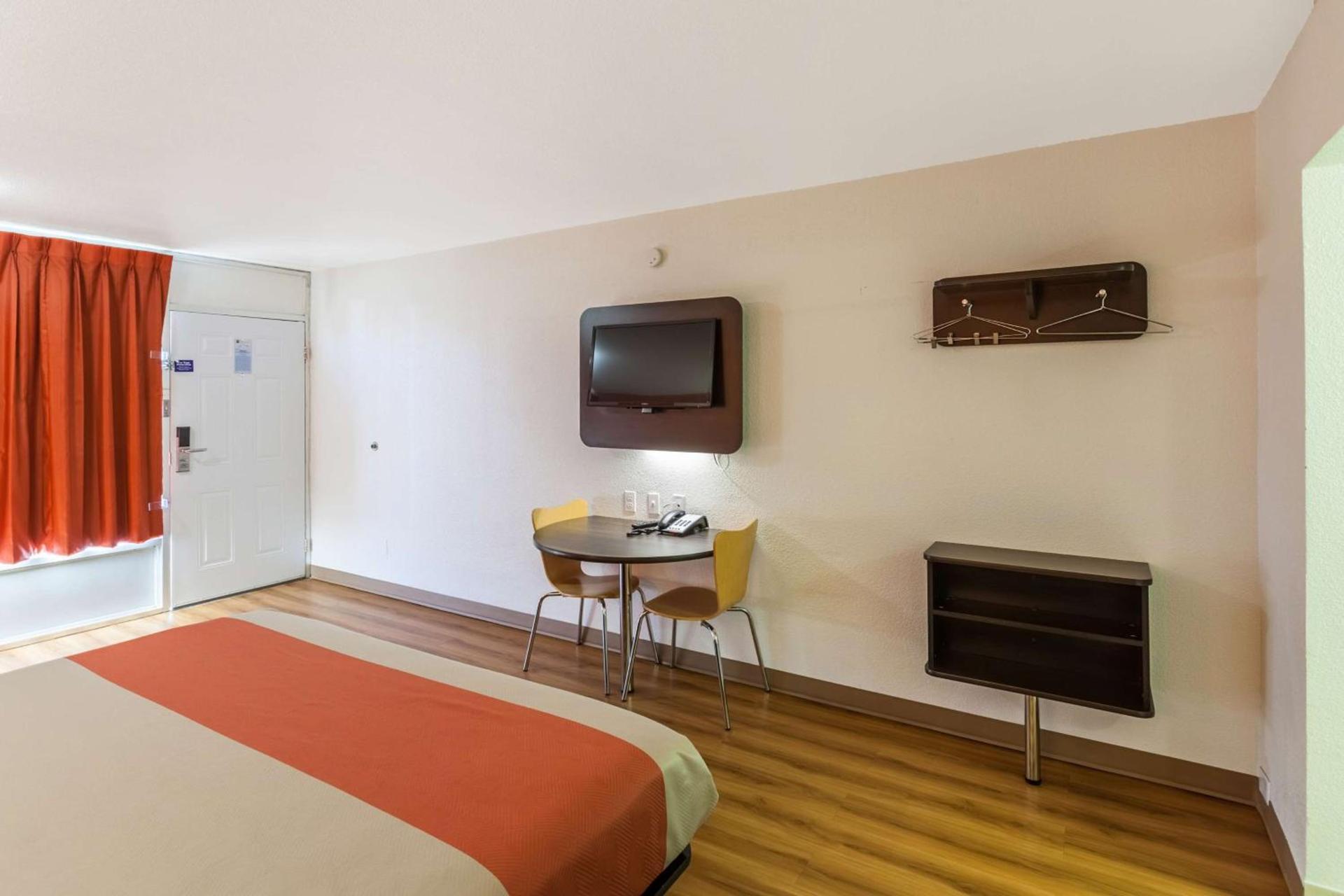 Motel 6 Fort Worth, Tx - Stockyards photo 2