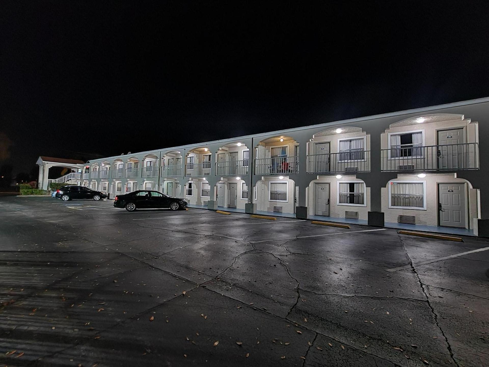 Days Inn by Wyndham Bradenton I-75 photo 3