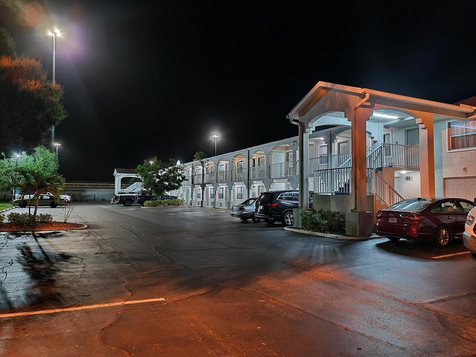 Days Inn by Wyndham Bradenton I-75 photo 2