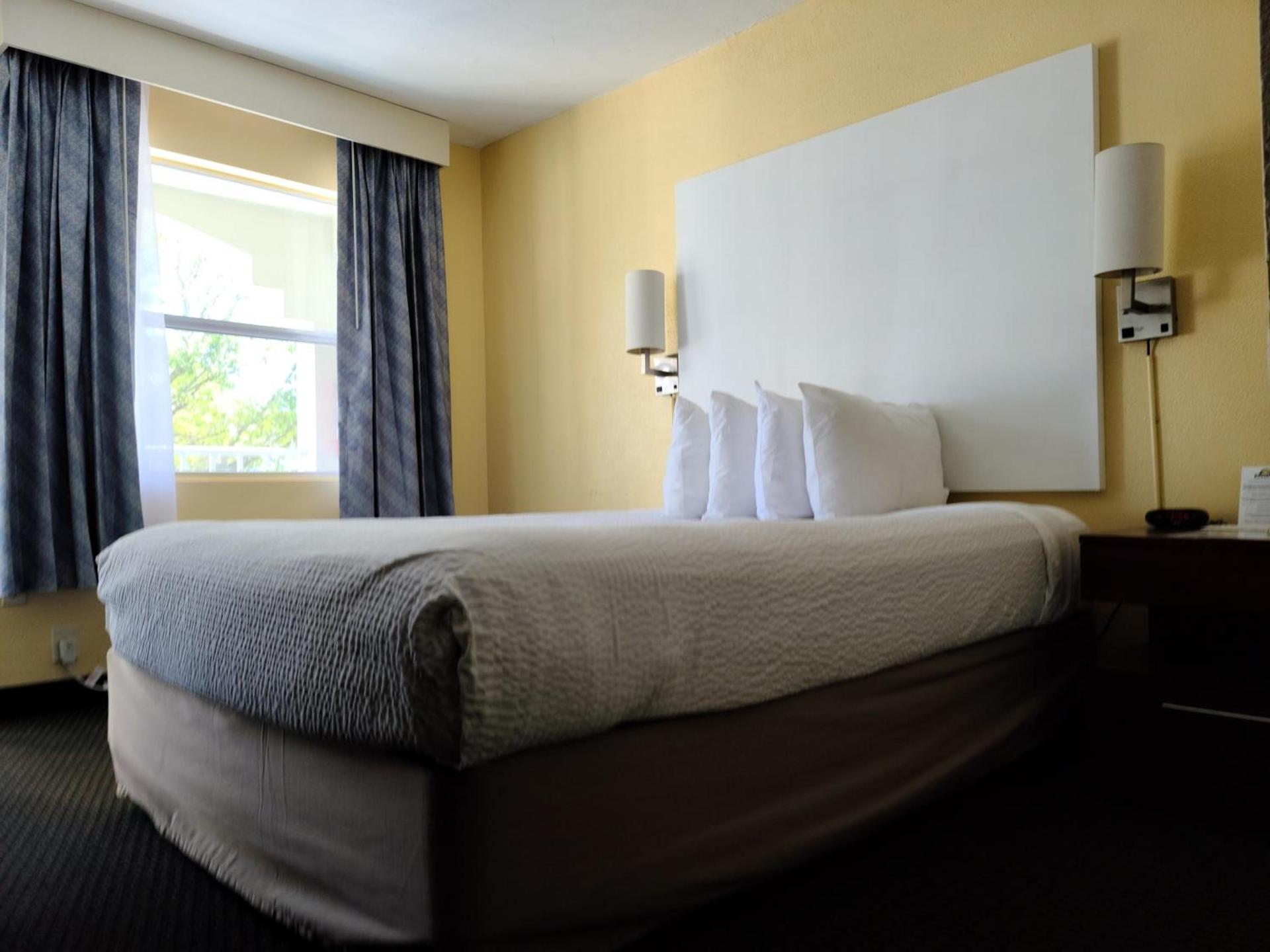 Days Inn by Wyndham Bradenton I-75 photo 20