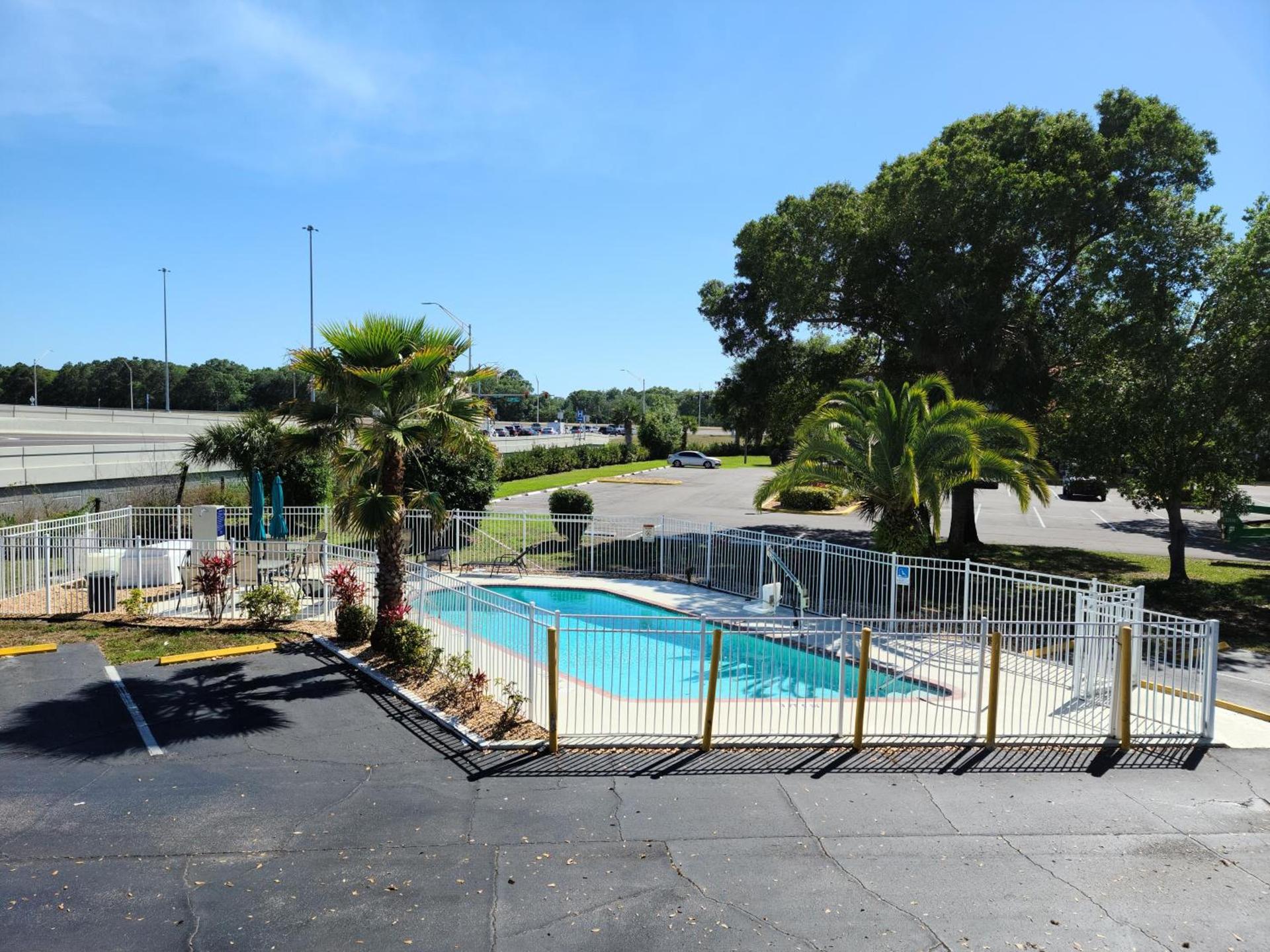 Days Inn by Wyndham Bradenton I-75 photo 19