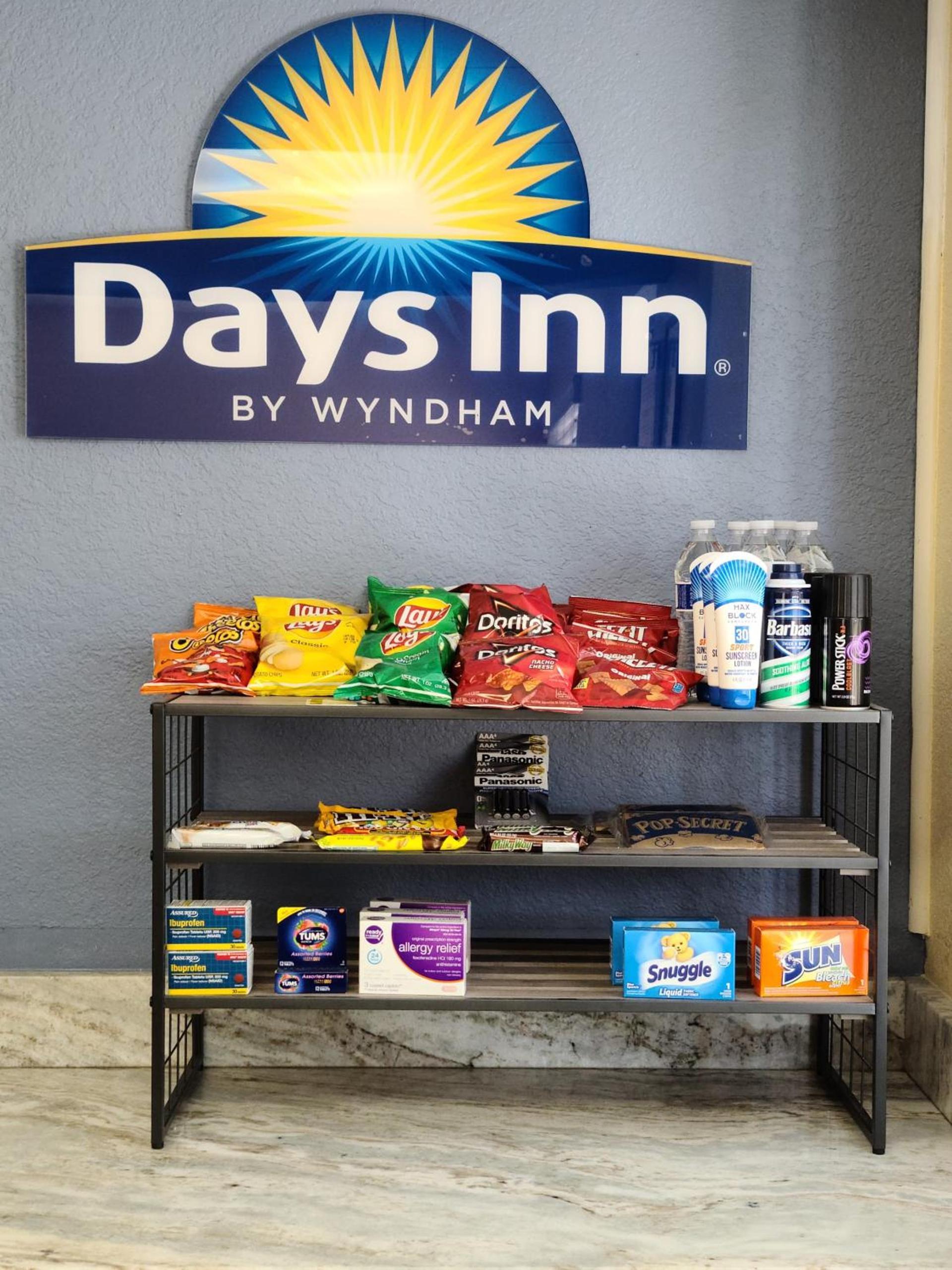 Days Inn by Wyndham Bradenton I-75 photo 17