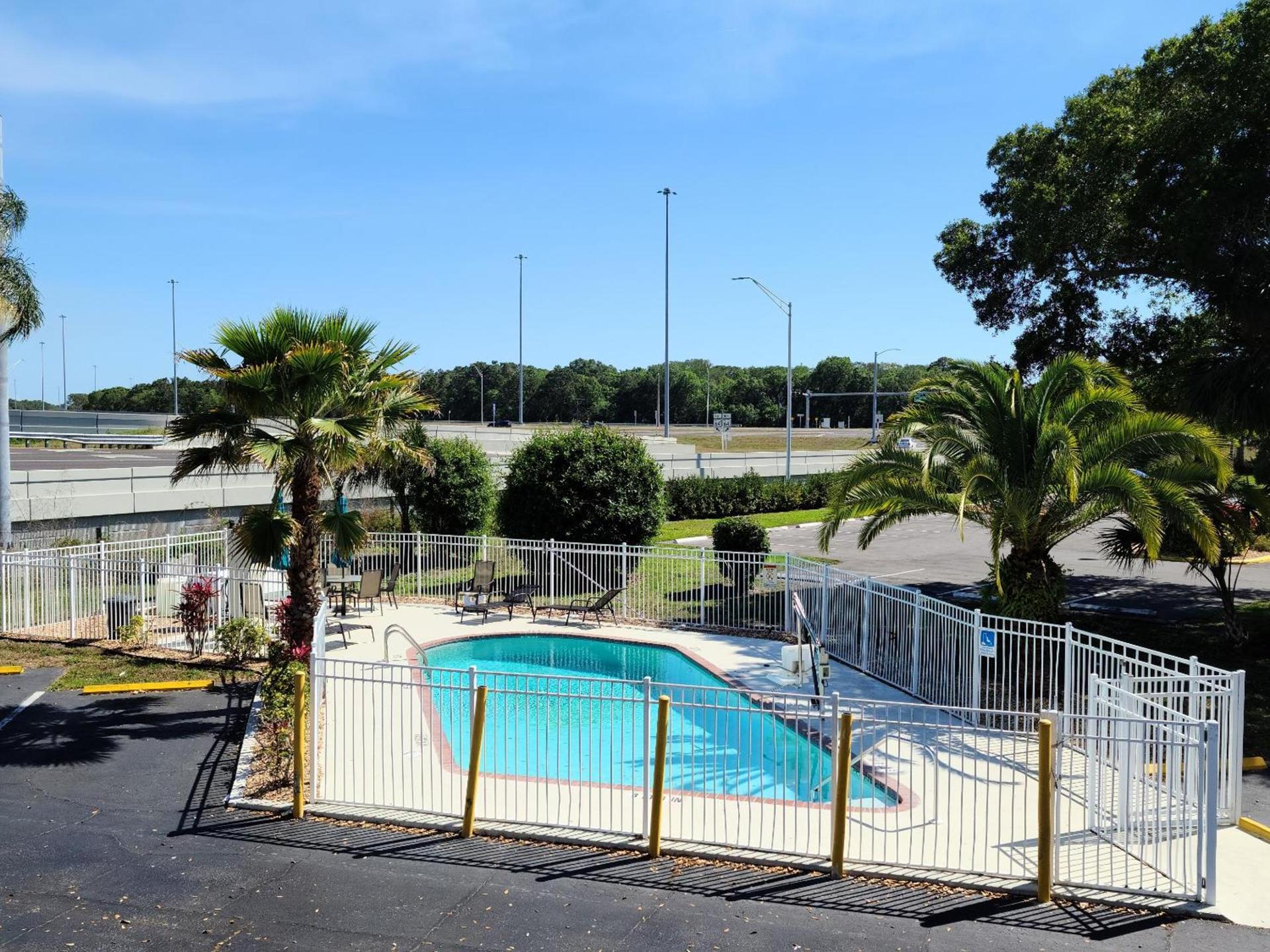 Days Inn by Wyndham Bradenton I-75 photo 16