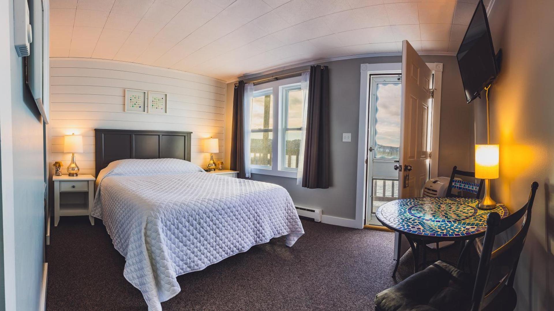 Bearskin Neck Motor Lodge photo 42