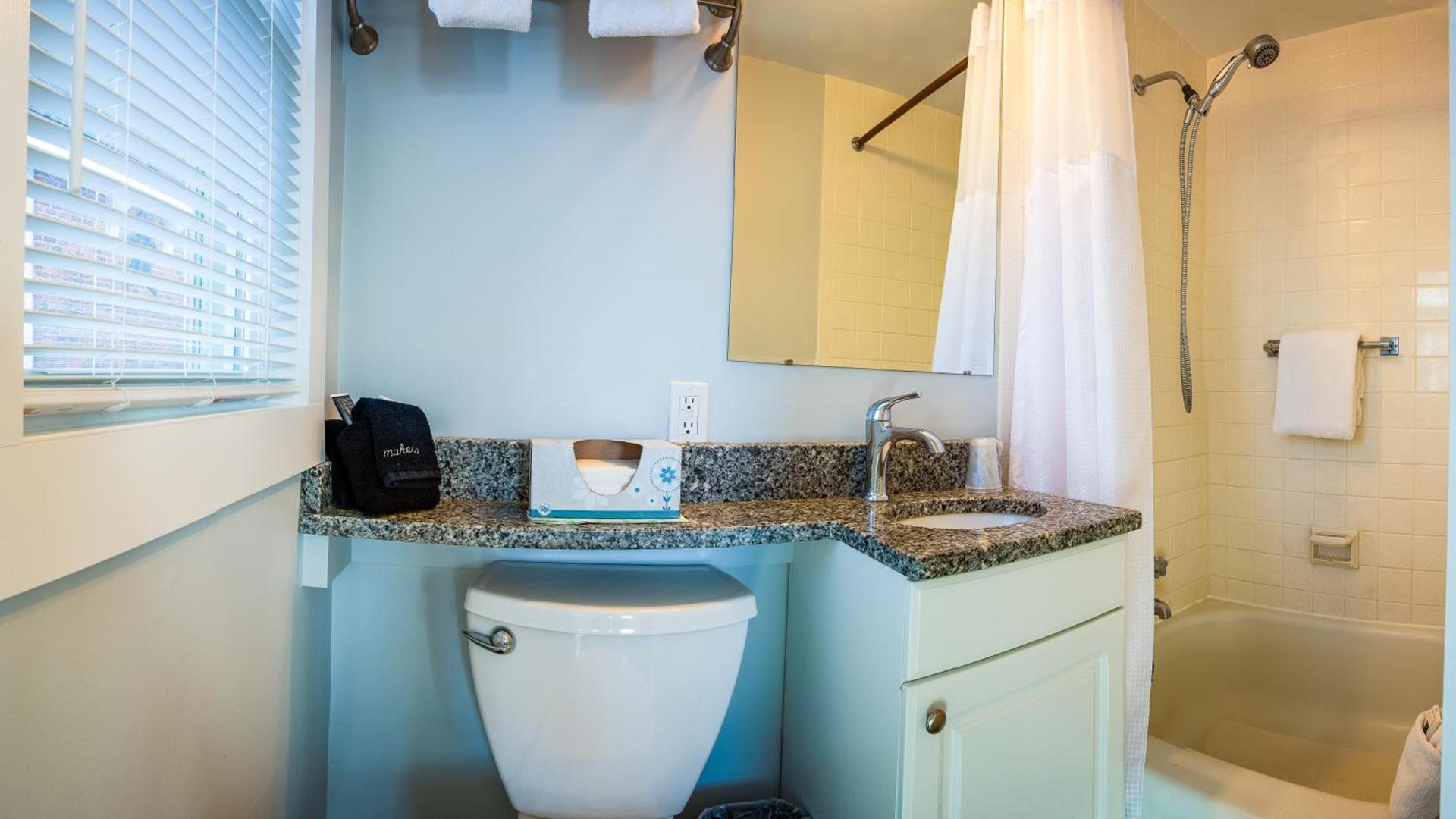 Bearskin Neck Motor Lodge photo 33