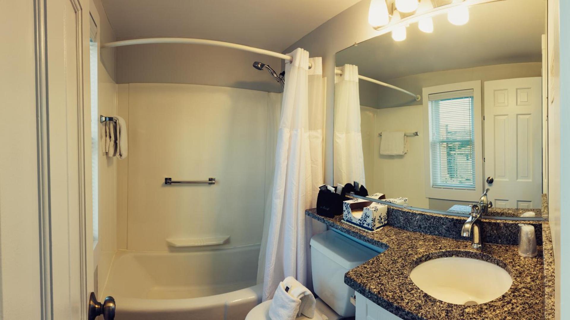 Bearskin Neck Motor Lodge photo 32