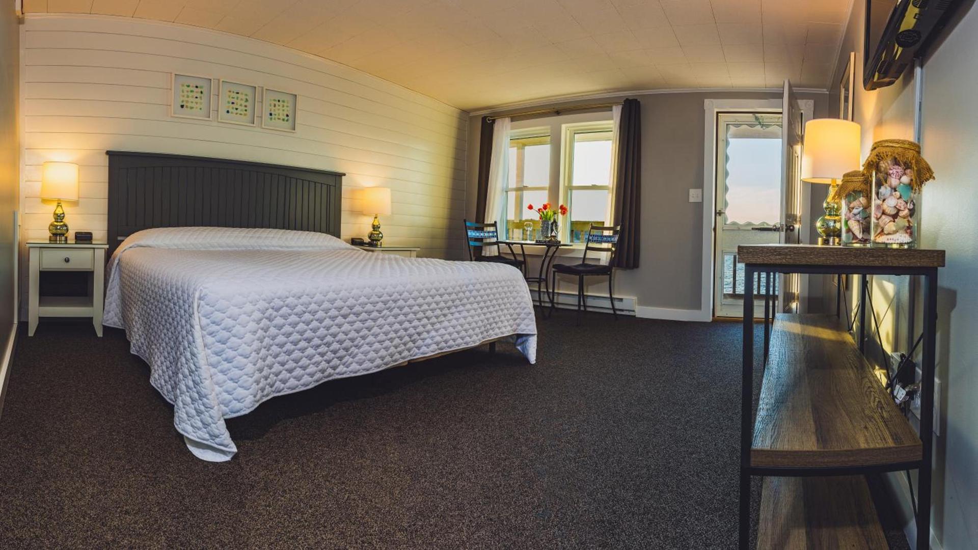 Bearskin Neck Motor Lodge photo 38