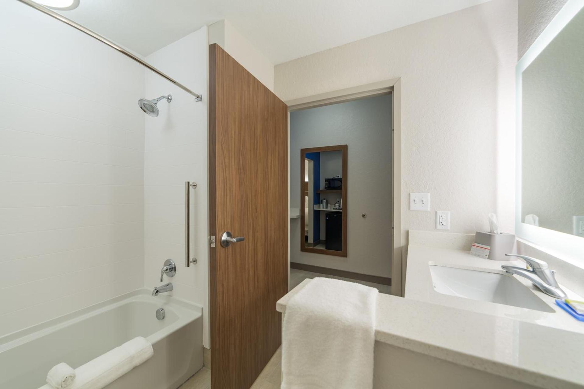 Holiday Inn Express & Suites - San Marcos South by IHG photo 35