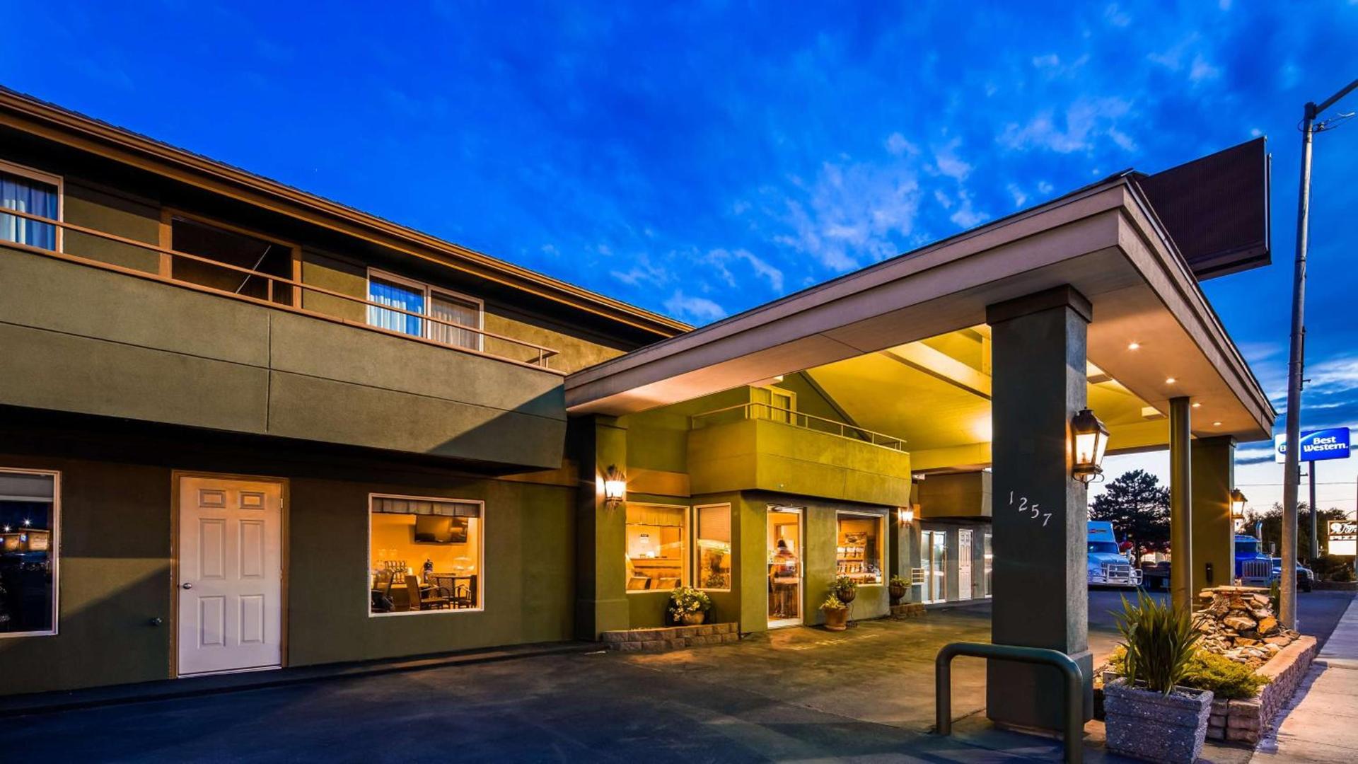 RiverTree Inn & Suites photo 2