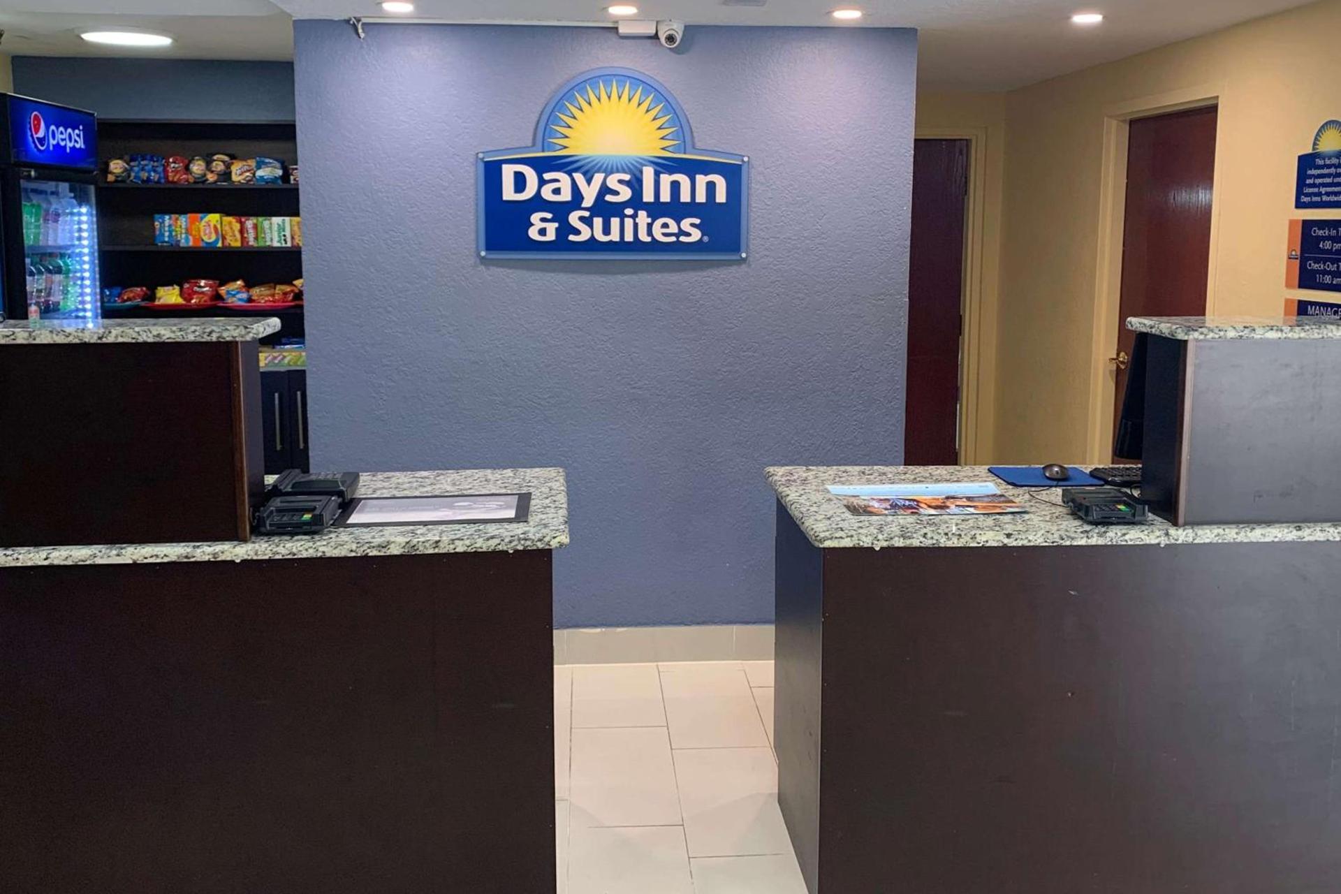 Days Inn & Suites by Wyndham Tampa/Raymond James Stadium photo 2