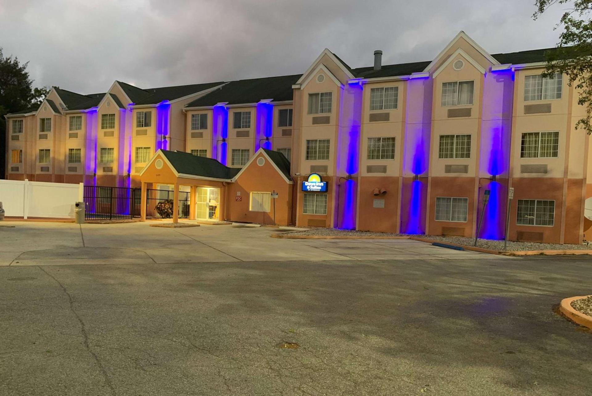 Days Inn & Suites by Wyndham Tampa/Raymond James Stadium photo 1