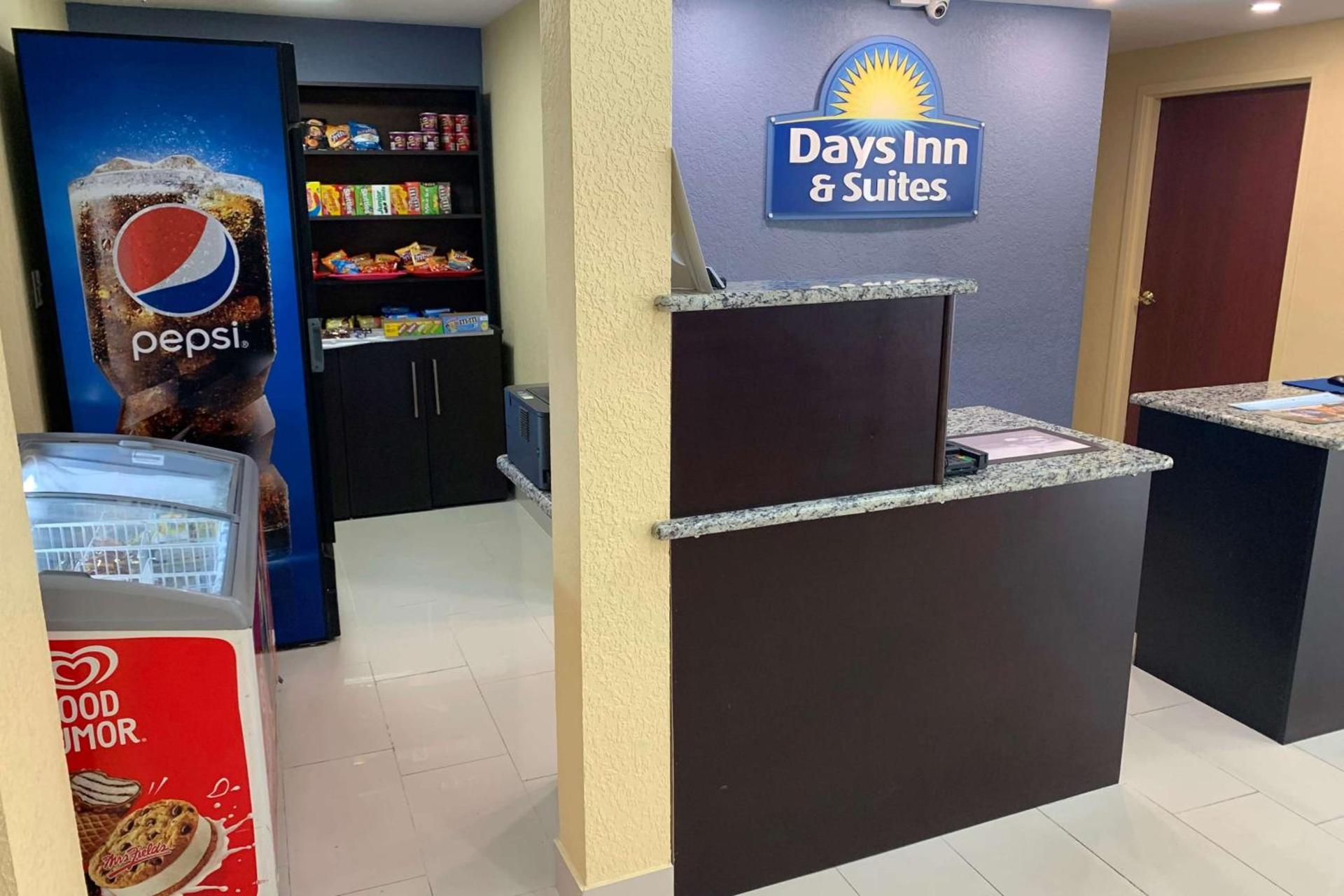 Days Inn & Suites by Wyndham Tampa/Raymond James Stadium photo 3