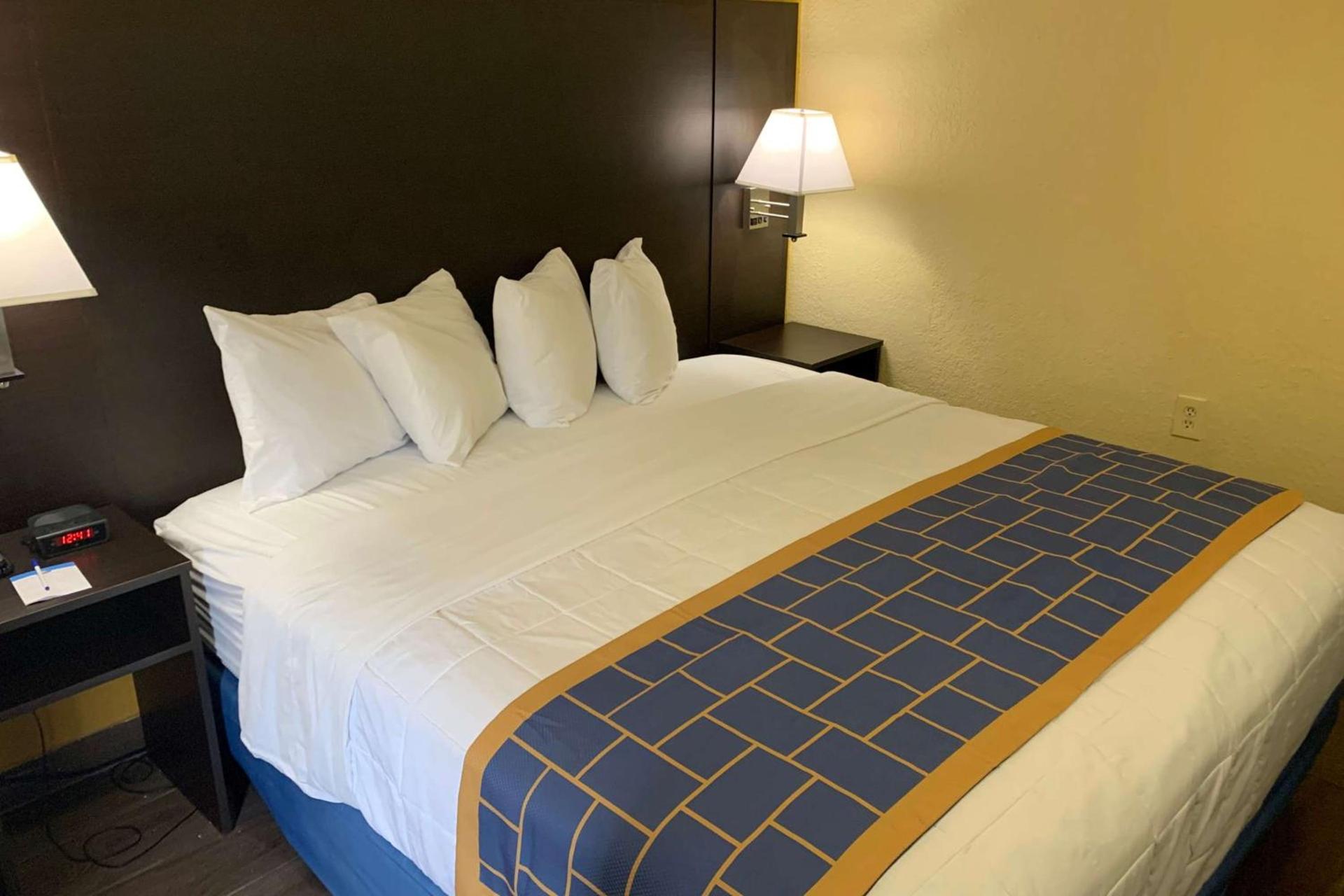 Days Inn & Suites by Wyndham Tampa/Raymond James Stadium photo 16