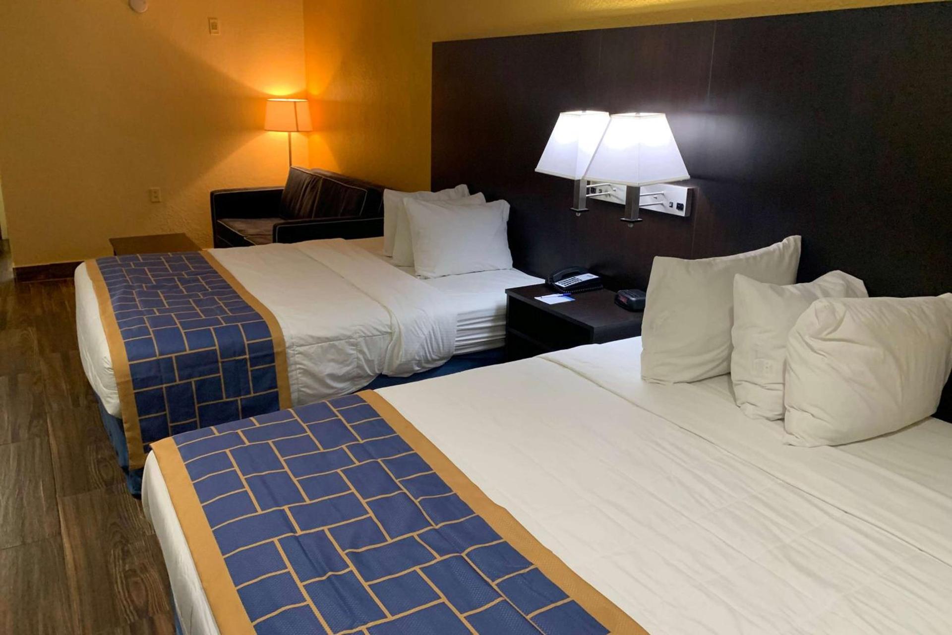 Days Inn & Suites by Wyndham Tampa/Raymond James Stadium photo 22