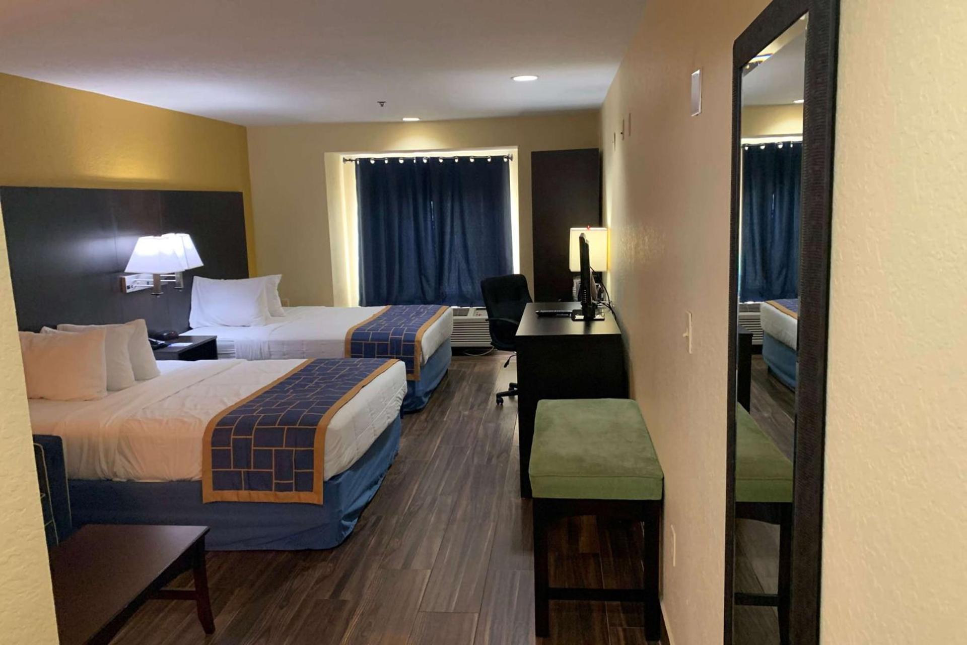 Days Inn & Suites by Wyndham Tampa/Raymond James Stadium photo 21