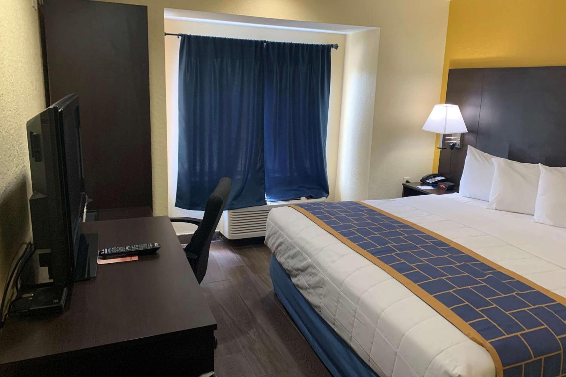 Days Inn & Suites by Wyndham Tampa/Raymond James Stadium photo 17